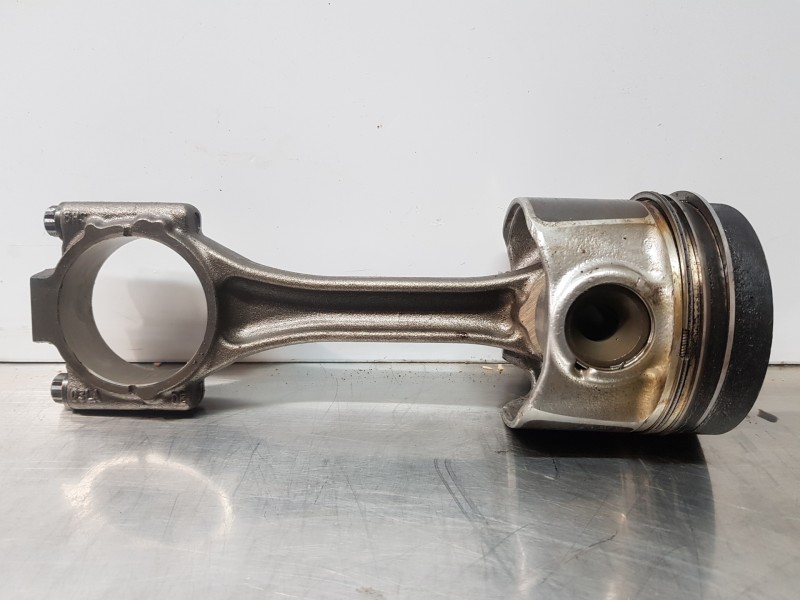 Recambio de biela para audi a3 (8v) attracted referencia OEM IAM 03L105401A  