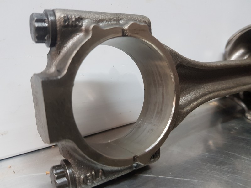 Recambio de biela para audi a3 (8v) attracted referencia OEM IAM 03L105401A  