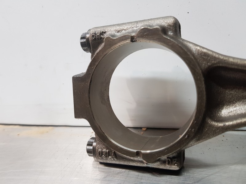 Recambio de biela para audi a3 (8v) attracted referencia OEM IAM 03L105401A  