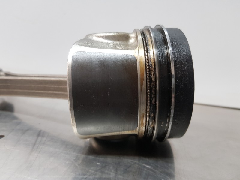 Recambio de biela para audi a3 (8v) attracted referencia OEM IAM 03L105401A  