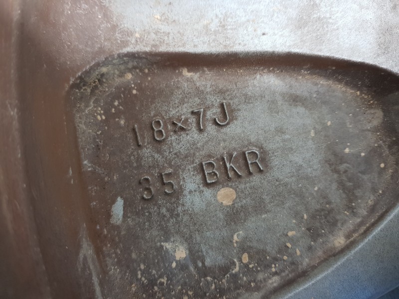 Recambio de llanta para toyota rav 4 hybrid referencia OEM IAM 4261A42140  