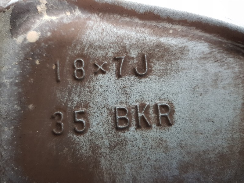 Recambio de llanta para toyota rav 4 hybrid referencia OEM IAM 4261A42140  