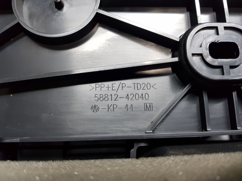 Recambio de apoyabrazos central para toyota rav 4 hybrid referencia OEM IAM 5881042030C1  