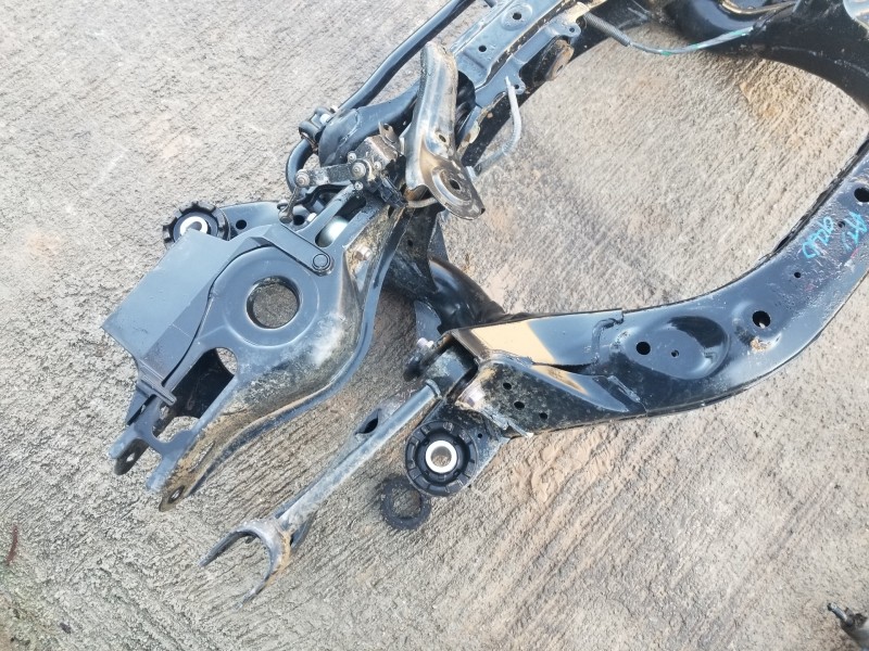 Recambio de puente trasero para toyota rav 4 hybrid referencia OEM IAM 5120642080  