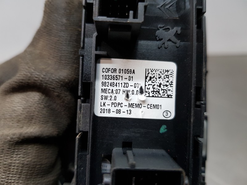 Recambio de mando elevalunas delantero izquierdo para peugeot 3008 active referencia OEM IAM 98248411ZD  