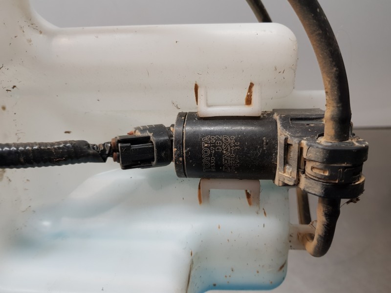 Recambio de deposito limpia para toyota rav 4 hybrid referencia OEM IAM 531542470  