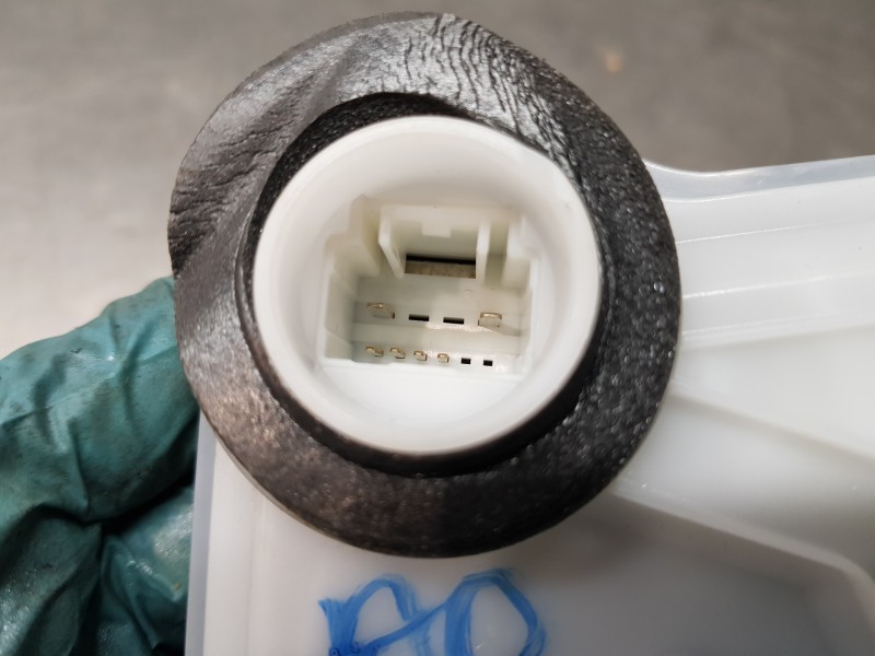 Recambio de cerradura puerta delantera izquierda para toyota rav 4 hybrid referencia OEM IAM 6904053140  