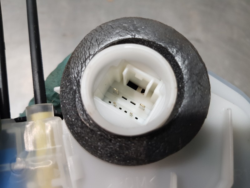 Recambio de cerradura puerta trasera derecha para toyota rav 4 hybrid referencia OEM IAM 6905048060  