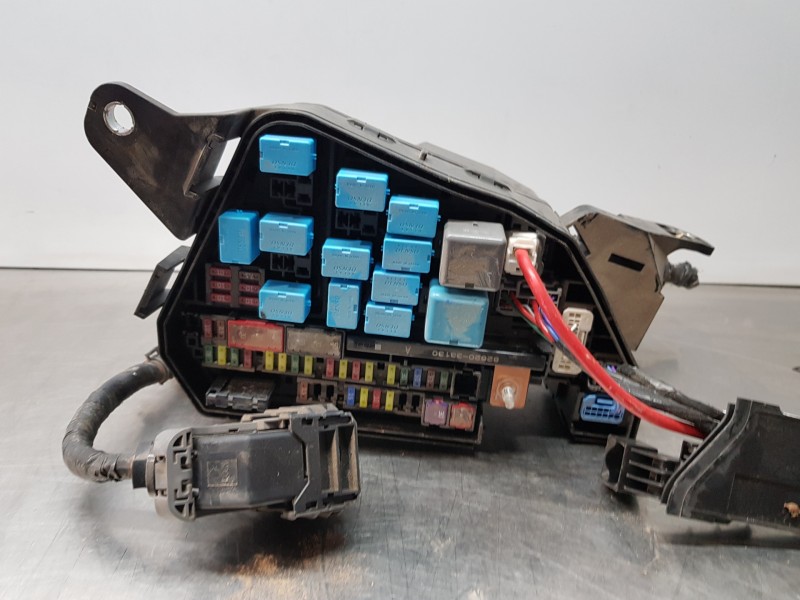 Recambio de caja reles / fusibles para toyota rav 4 hybrid referencia OEM IAM 8261042120 8274042080 