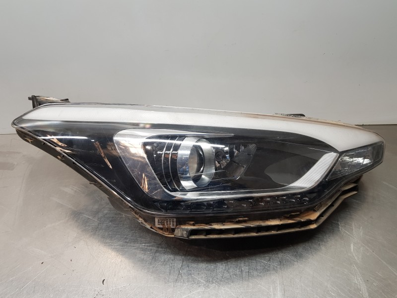 Recambio de faro derecho para hyundai i20 active referencia OEM IAM 92102C8200  