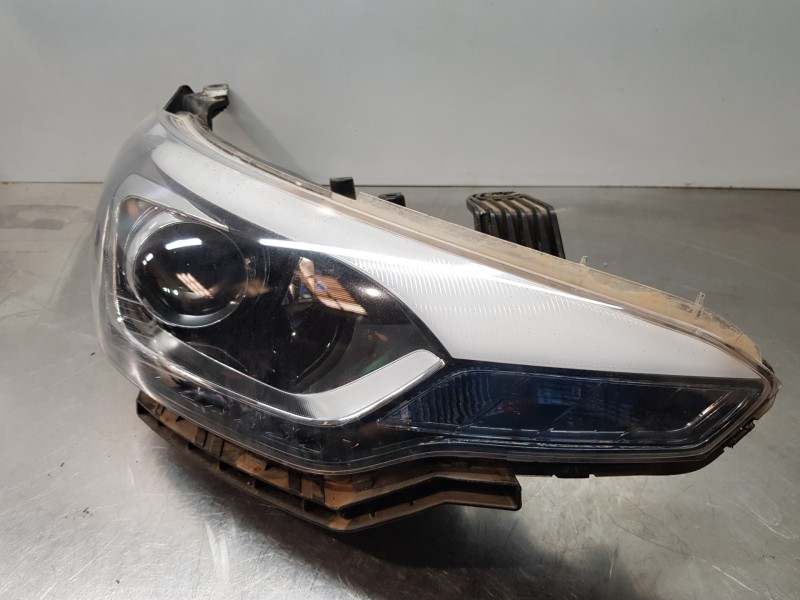 Recambio de faro derecho para hyundai i20 active referencia OEM IAM 92102C8200  
