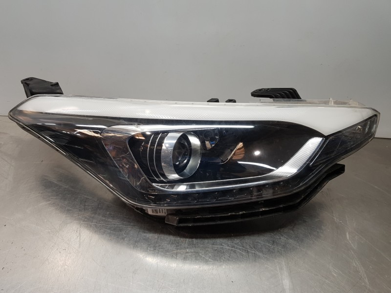 Recambio de faro derecho para hyundai i20 iii active referencia OEM IAM 92102C8200  