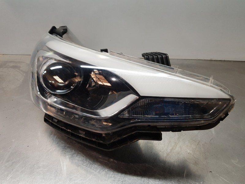 Recambio de faro derecho para hyundai i20 iii active referencia OEM IAM 92102C8200  