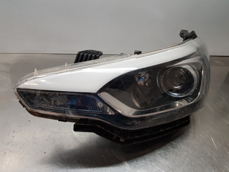 Recambio de faro izquierdo para hyundai i20 iii active referencia OEM IAM 92101C8200  