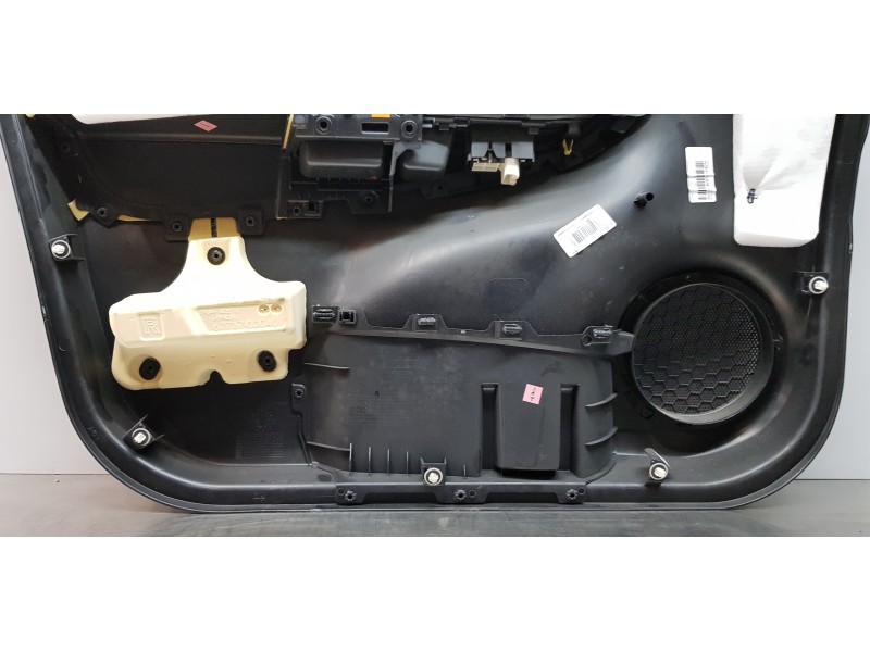 Recambio de guarnecido tapizado puerta delantera derecha para toyota yaris hybrid active referencia OEM IAM 676100DR8020  