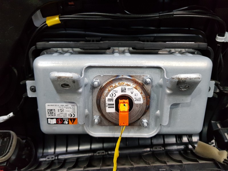 Recambio de kit airbag para toyota yaris hybrid referencia OEM IAM 55302K0061C0  