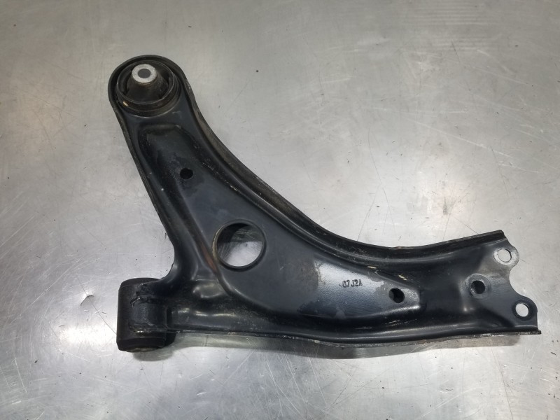 Recambio de brazo suspension inferior delantero derecho para toyota yaris hybrid referencia OEM IAM 48068K0020  