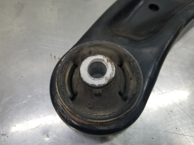 Recambio de brazo suspension inferior delantero derecho para toyota yaris hybrid referencia OEM IAM 48068K0020  