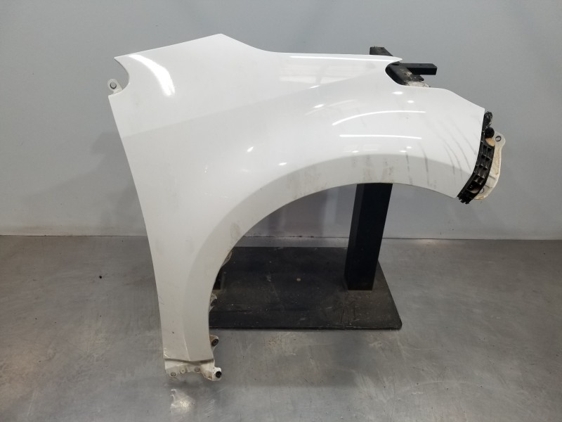 Recambio de aleta delantera derecha para toyota yaris hybrid referencia OEM IAM 53811K0070  