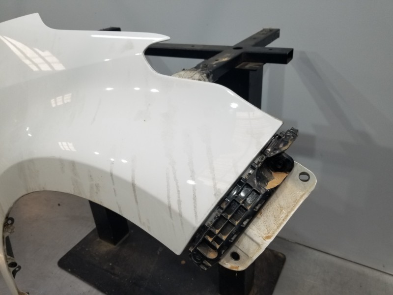 Recambio de aleta delantera derecha para toyota yaris hybrid referencia OEM IAM 53811K0070  