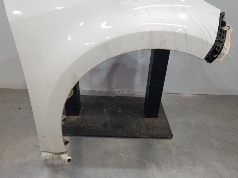 Recambio de aleta delantera derecha para toyota yaris hybrid referencia OEM IAM 53811K0070  