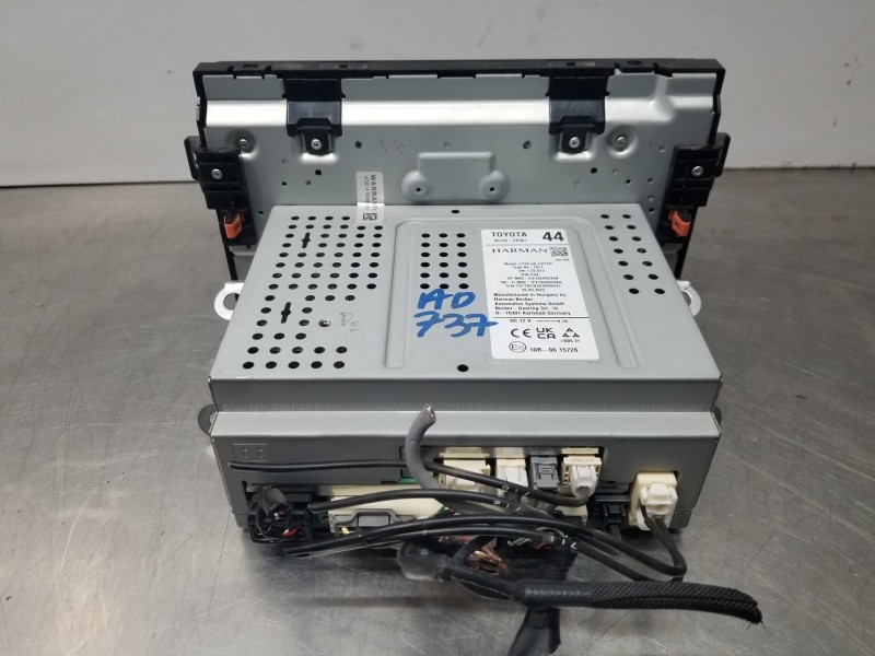 Recambio de pantalla multifuncion para toyota yaris hybrid referencia OEM IAM 86140YP061  