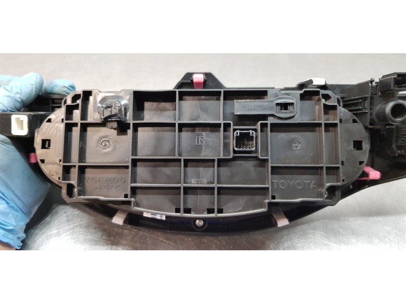 Recambio de mando climatizador para toyota yaris hybrid active referencia OEM IAM 559000D800C3  