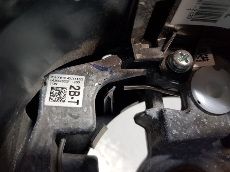 Recambio de volante para toyota yaris hybrid referencia OEM IAM 45100K0140C1  