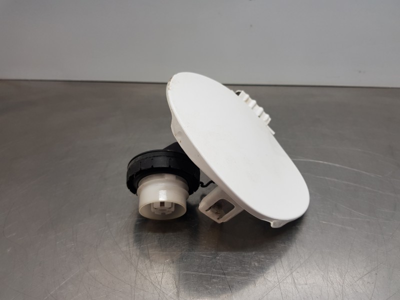 Recambio de tapa exterior combustible para toyota yaris hybrid referencia OEM IAM 77350K0020  