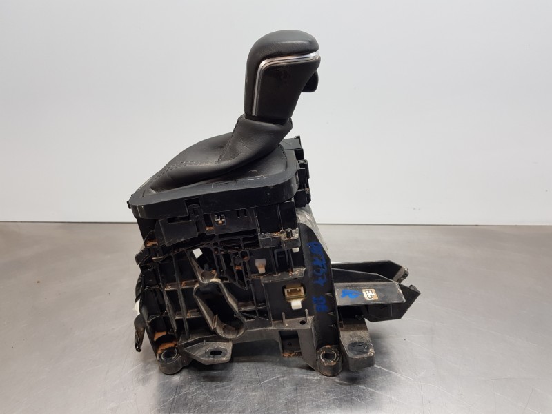 Recambio de pomo palanca cambio para toyota yaris hybrid referencia OEM IAM 33560F4050  