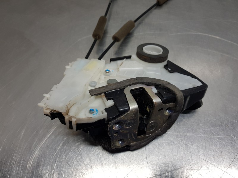 Recambio de cerradura puerta delantera derecha para toyota yaris hybrid referencia OEM IAM 69030K0040  