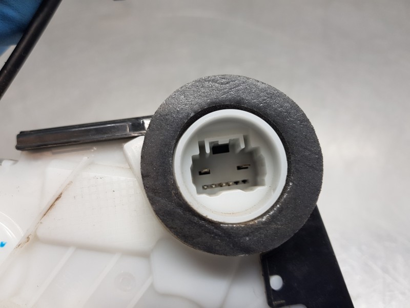 Recambio de cerradura puerta delantera derecha para toyota yaris hybrid referencia OEM IAM 69030K0040  