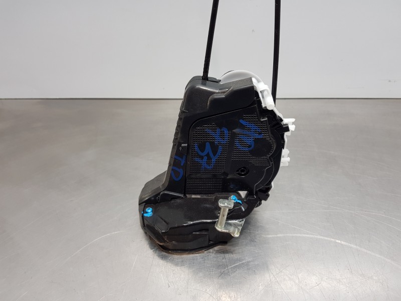 Recambio de cerradura puerta trasera derecha para toyota yaris hybrid referencia OEM IAM 69050K0030  