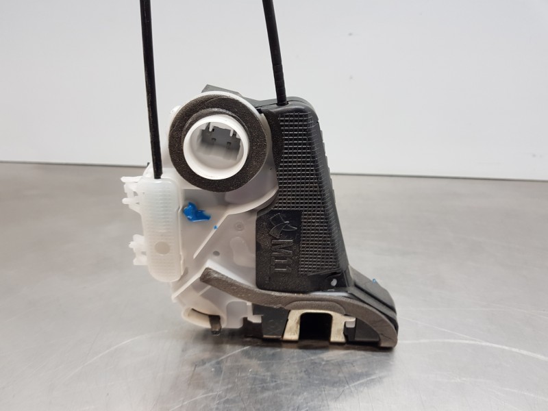 Recambio de cerradura puerta trasera derecha para toyota yaris hybrid referencia OEM IAM 69050K0030  