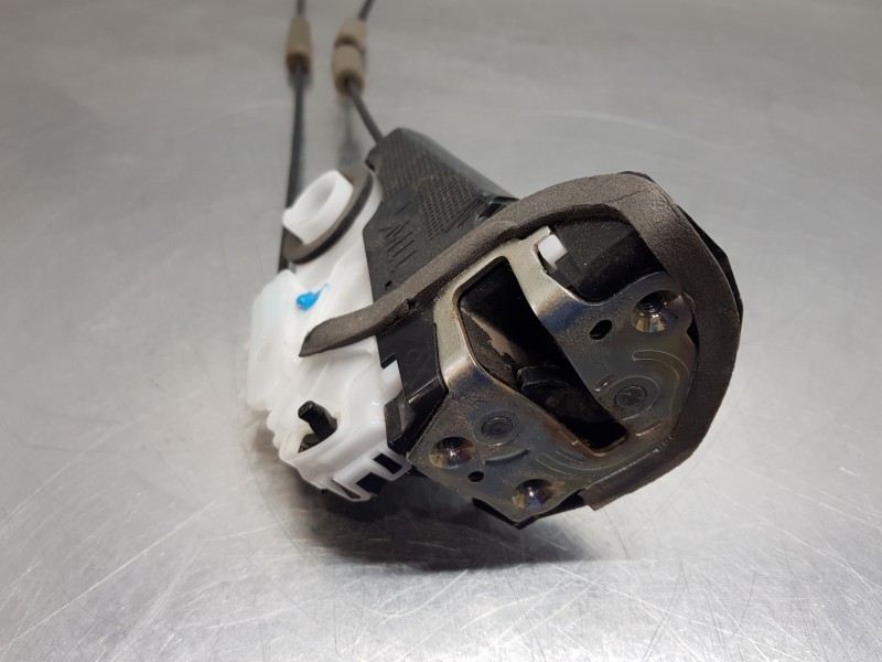 Recambio de cerradura puerta trasera derecha para toyota yaris hybrid referencia OEM IAM 69050K0030  