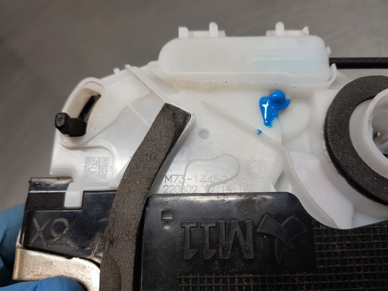 Recambio de cerradura puerta trasera derecha para toyota yaris hybrid referencia OEM IAM 69050K0030  