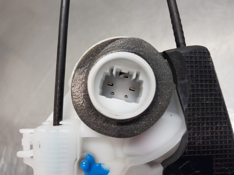 Recambio de cerradura puerta trasera derecha para toyota yaris hybrid referencia OEM IAM 69050K0030  