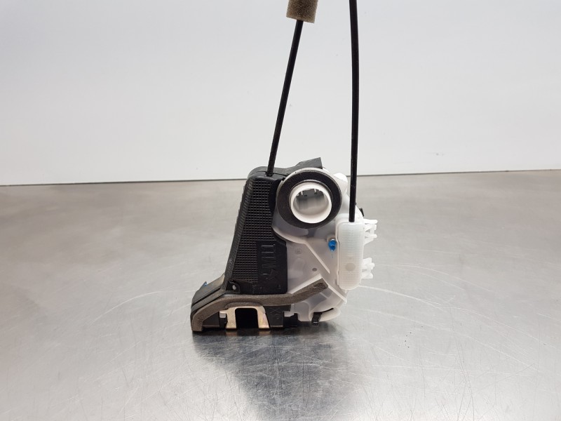 Recambio de cerradura puerta trasera izquierda para toyota yaris hybrid referencia OEM IAM 69060K0030  