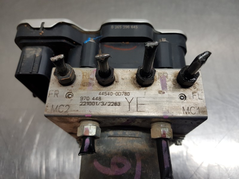Recambio de abs para toyota yaris hybrid referencia OEM IAM 440500DG31 445400D780 