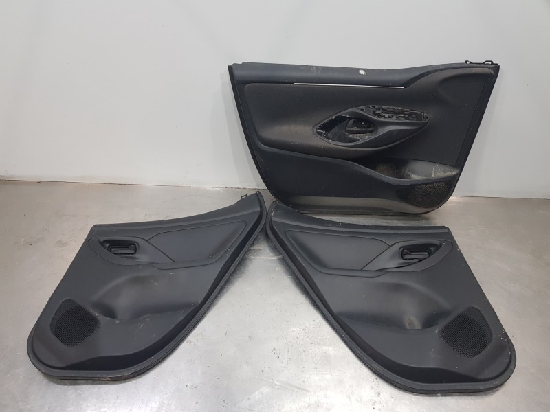 Recambio de juego asientos completo para toyota yaris hybrid referencia OEM IAM 72020K0040  