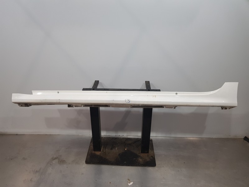 Recambio de faldon lateral para toyota yaris hybrid referencia OEM IAM 75852K0901  