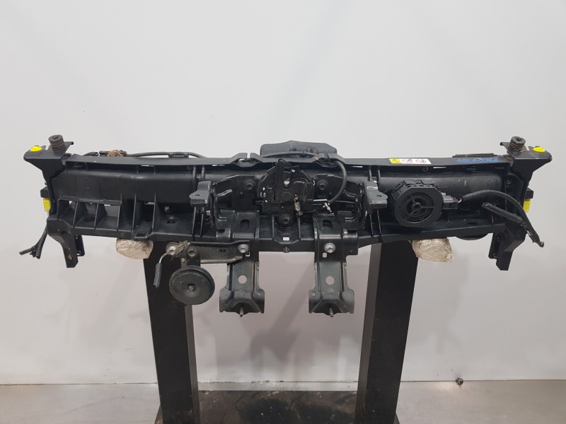 Recambio de panel frontal para toyota yaris hybrid referencia OEM IAM 17752K0020  