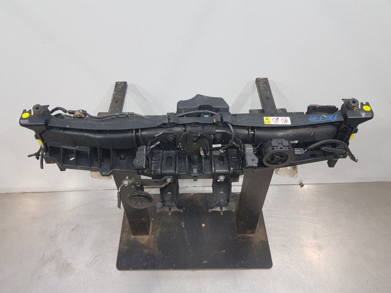 Recambio de panel frontal para toyota yaris hybrid referencia OEM IAM 17752K0020  