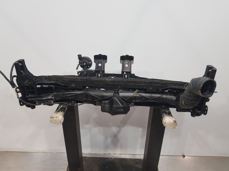 Recambio de panel frontal para toyota yaris hybrid referencia OEM IAM 17752K0020  