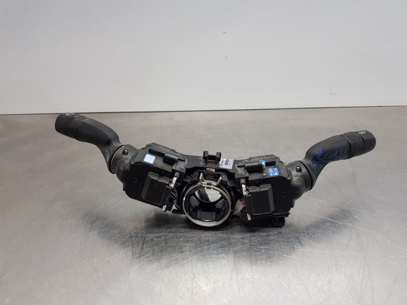 Recambio de mando multifuncion para toyota yaris hybrid referencia OEM IAM 8431902010  