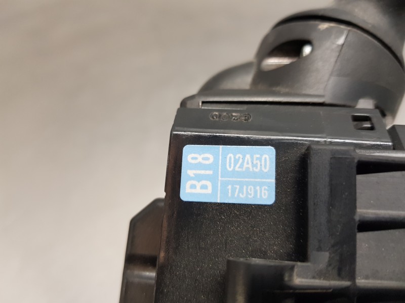 Recambio de mando multifuncion para toyota yaris hybrid referencia OEM IAM 8431902010  