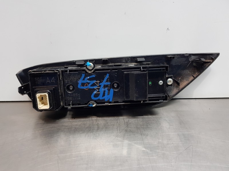 Recambio de mando elevalunas delantero izquierdo para toyota yaris hybrid referencia OEM IAM 840400D020  