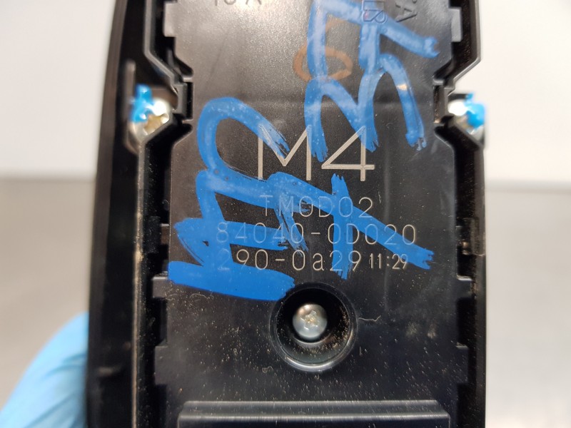 Recambio de mando elevalunas delantero izquierdo para toyota yaris hybrid referencia OEM IAM 840400D020  