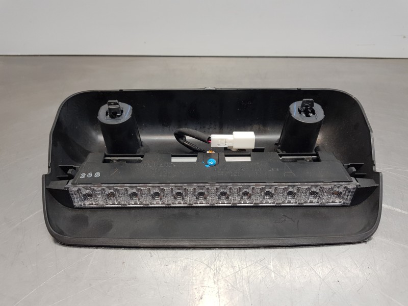 Recambio de luz central de freno para toyota yaris hybrid referencia OEM IAM 81570K0050  