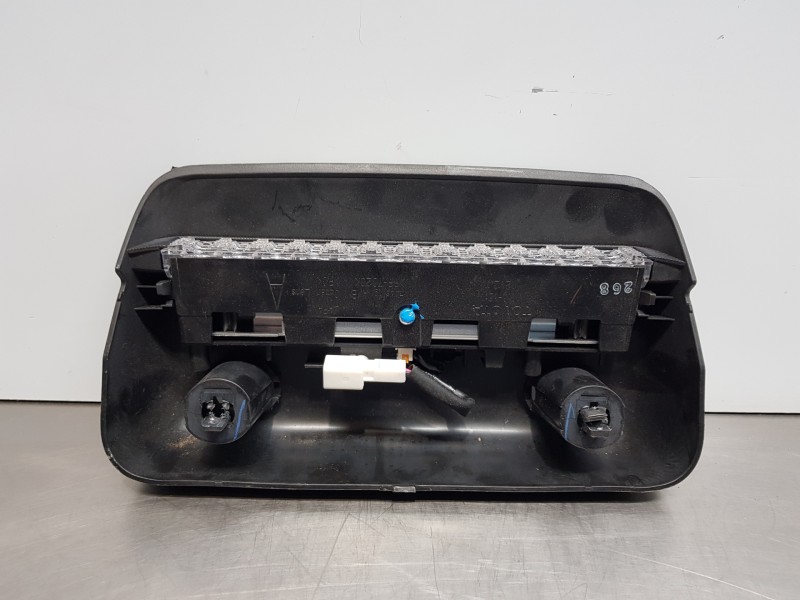 Recambio de luz central de freno para toyota yaris hybrid referencia OEM IAM 81570K0050  